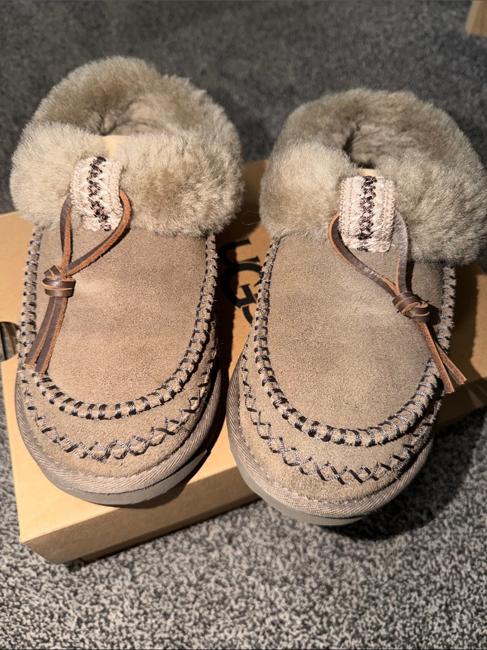 UGG Women's Sandal in Chestnut Brown - Size 7